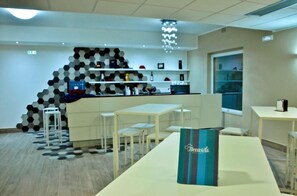 2 bars/lounges