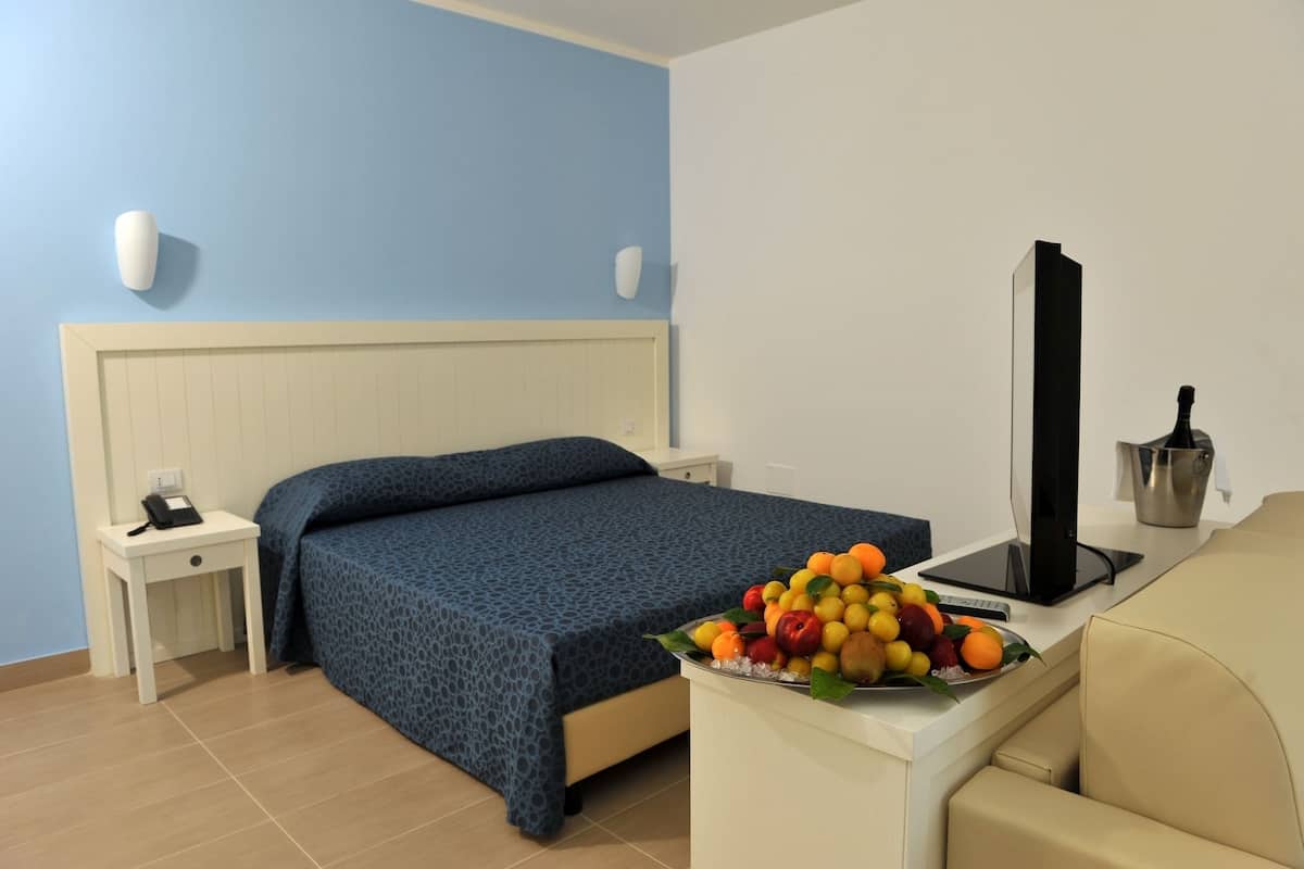 Down duvets, in-room safe, wheelchair access