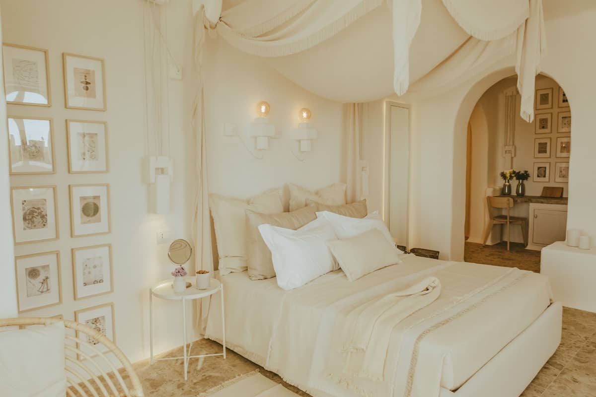 Desk, free WiFi, bed sheets