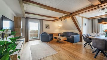 Panoramic-Suite, Küche, Bergblick | Wohnbereich | 42-Zoll-Flachbildfernseher mit Digitalempfang, Fernseher