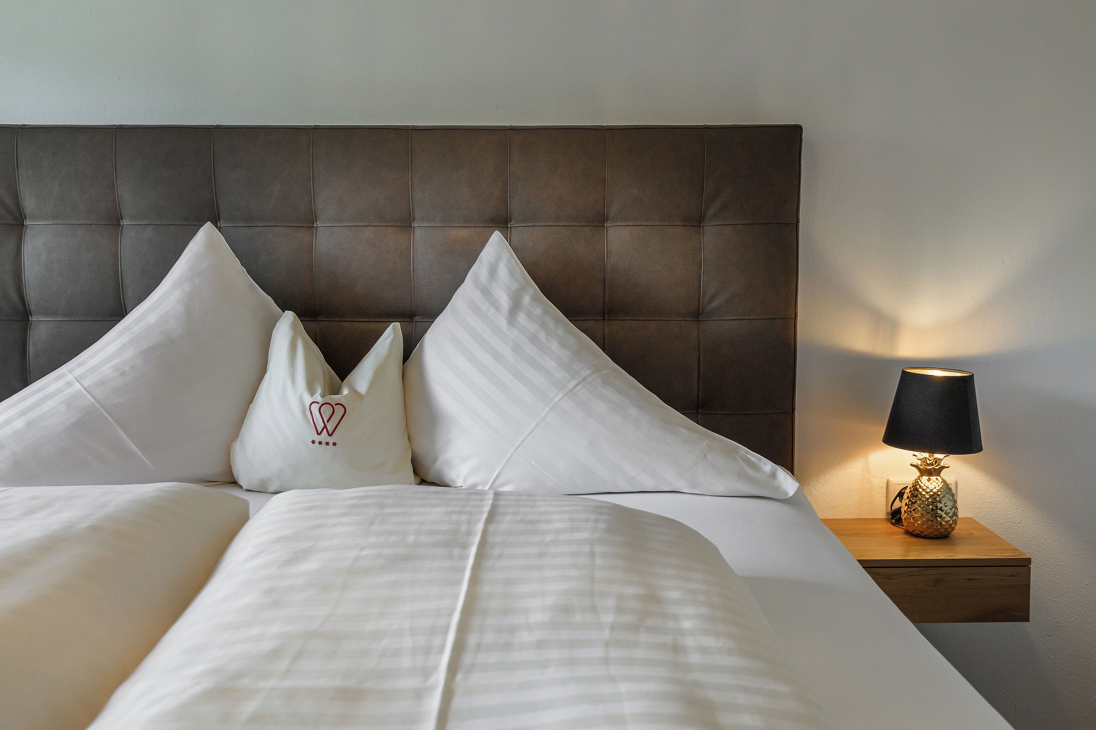 Suite panorámica, cocina, vista a la montaña | Ropa de cama de alta calidad, edredón, camas con pillow-top y minibar 