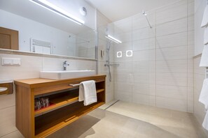 Comfort-Suite, 2 Schlafzimmer (Comfort) | Badezimmerausstattung | Designer-Toilettenartikel, Haartrockner, Bademäntel, Hausschuhe