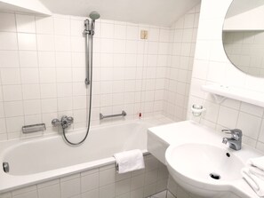 Dobbeltrom – classic, balkong, fjellutsikt | Bad | Toalettartikler (inkludert), hårføner og håndklær