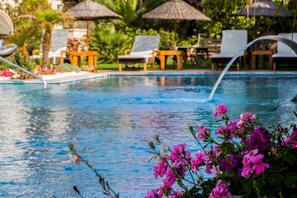 Seasonal outdoor pool, open 9:00 AM to 7:00 PM, free pool cabanas - Alaçati Kapari Otel - Special Class (Cesme)