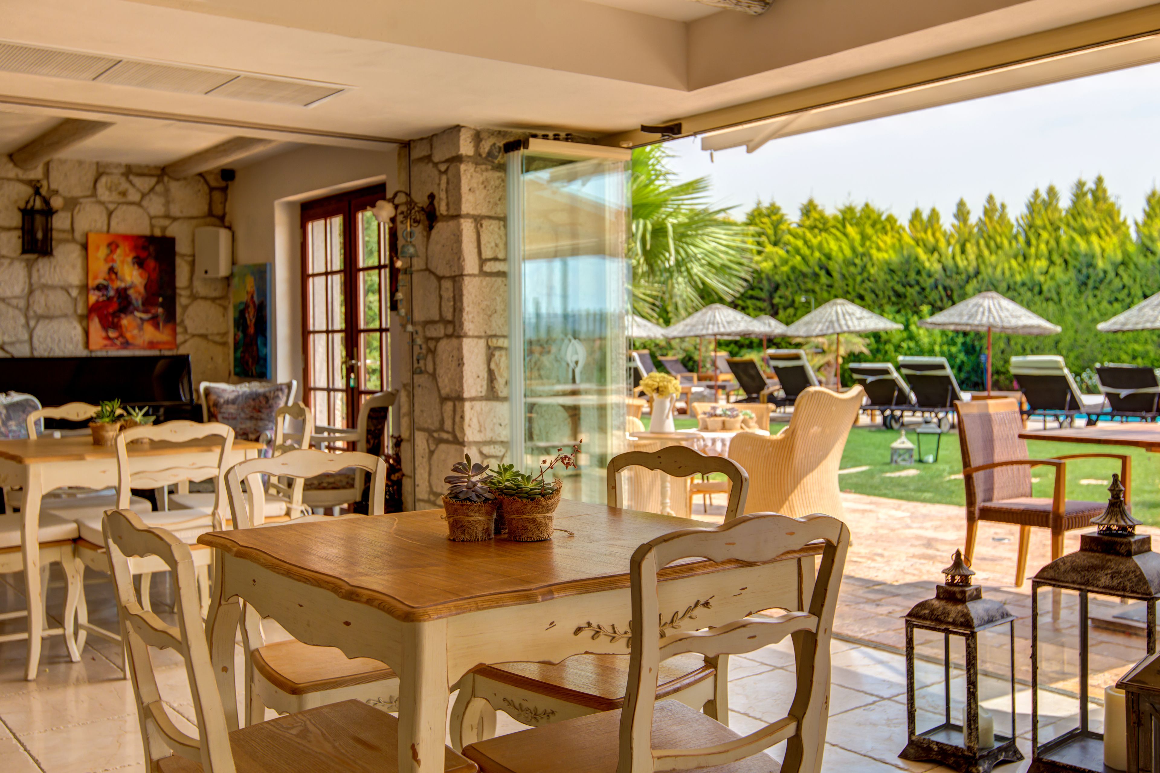 breakfast and lunch served, pool views