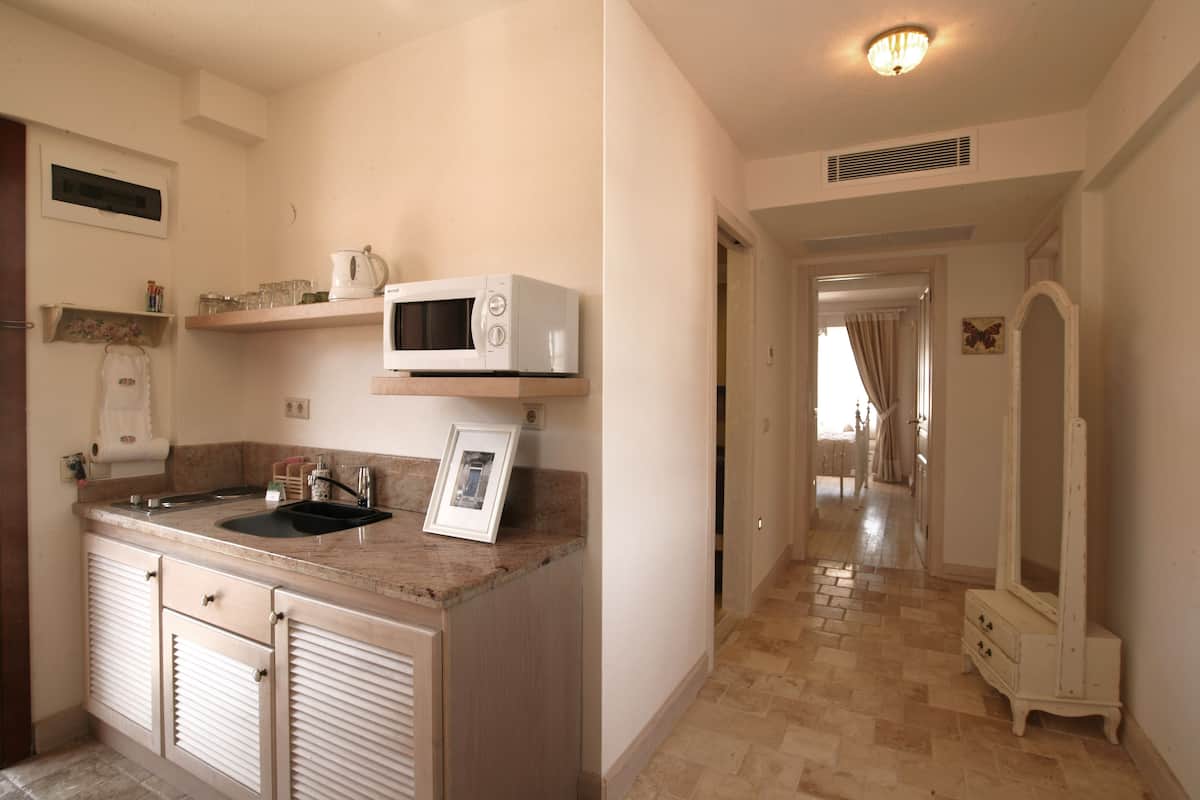 family room | private kitchen | electric kettle