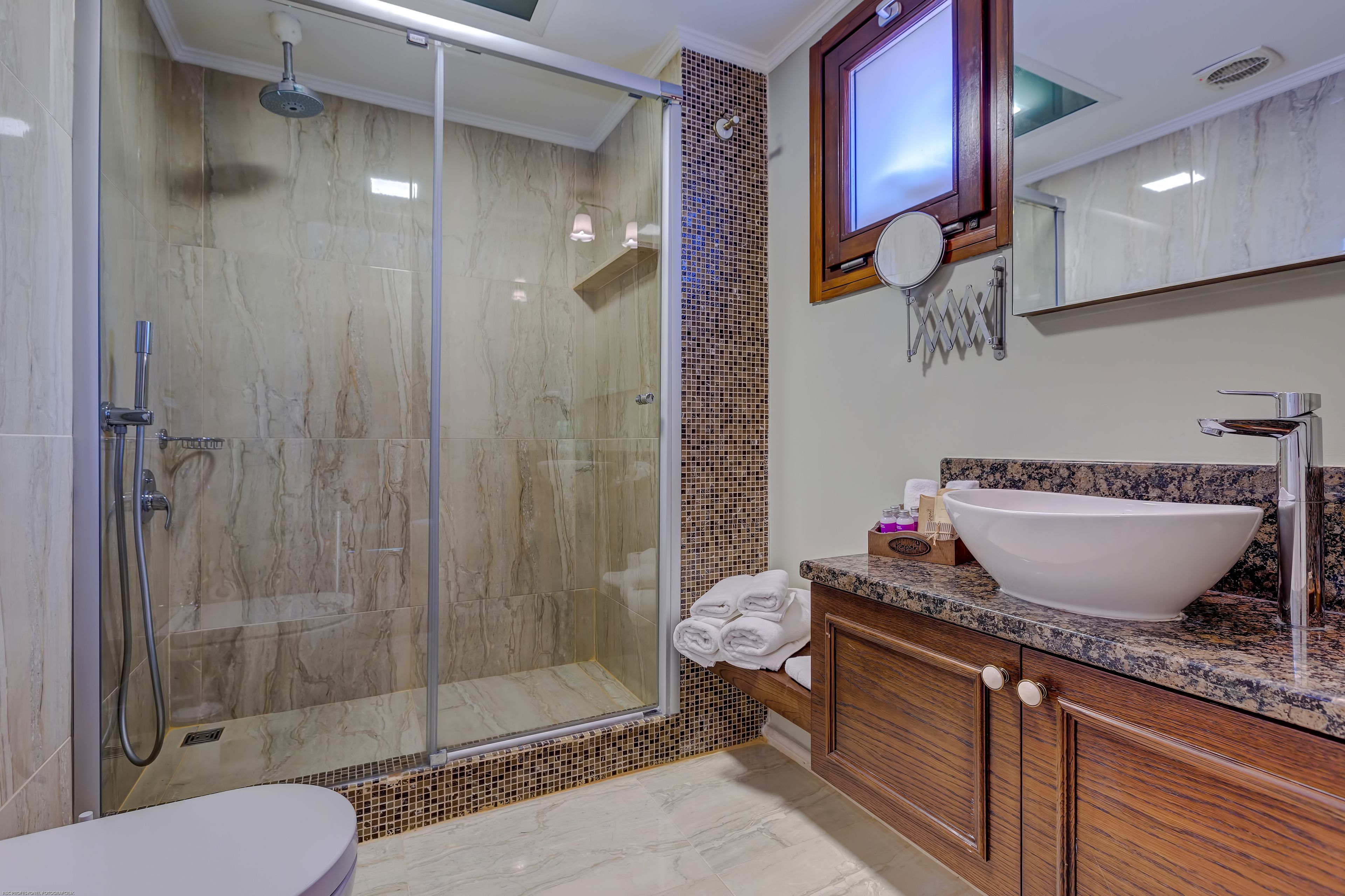 comfort room, 2 single beds | bathroom | shower, rainfall showerhead, eco-friendly toiletries, hair dryer