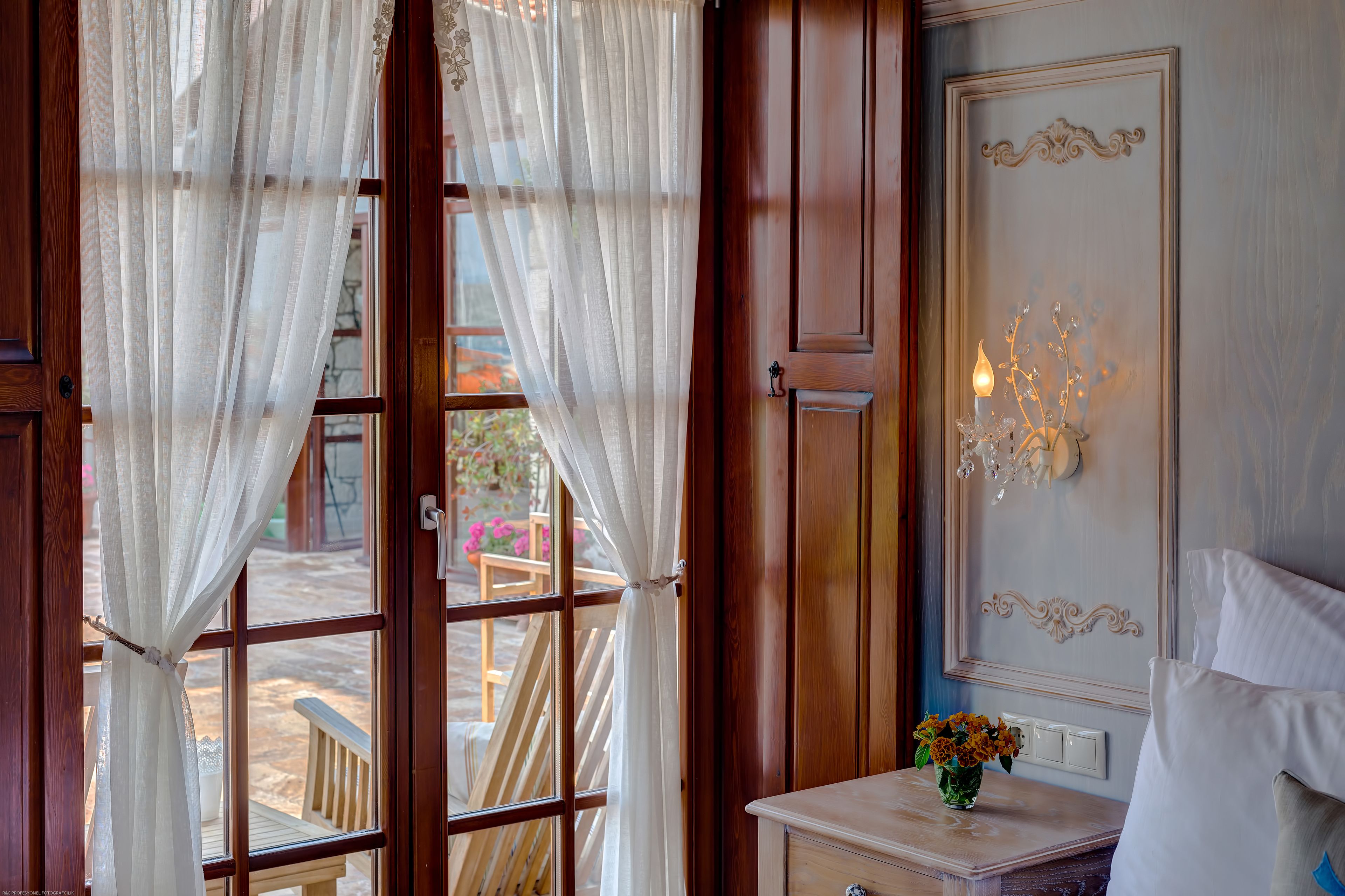 高档床上用品、迷你吧、客房内保险箱、遮光窗帘