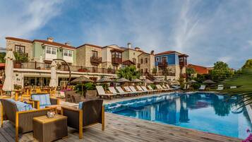 Una piscina al aire libre de temporada, camas de piscina gratis