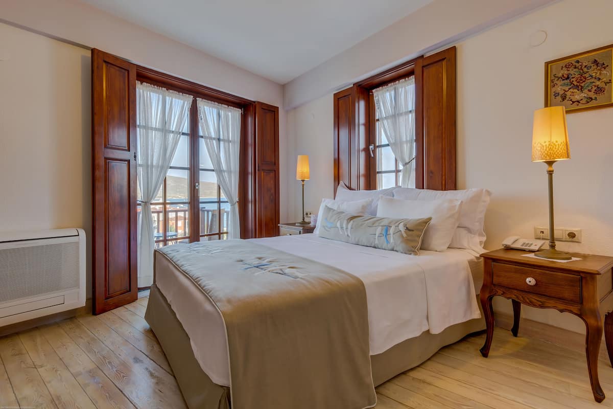 family room | 1 bedroom, premium bedding, minibar, in-room safe