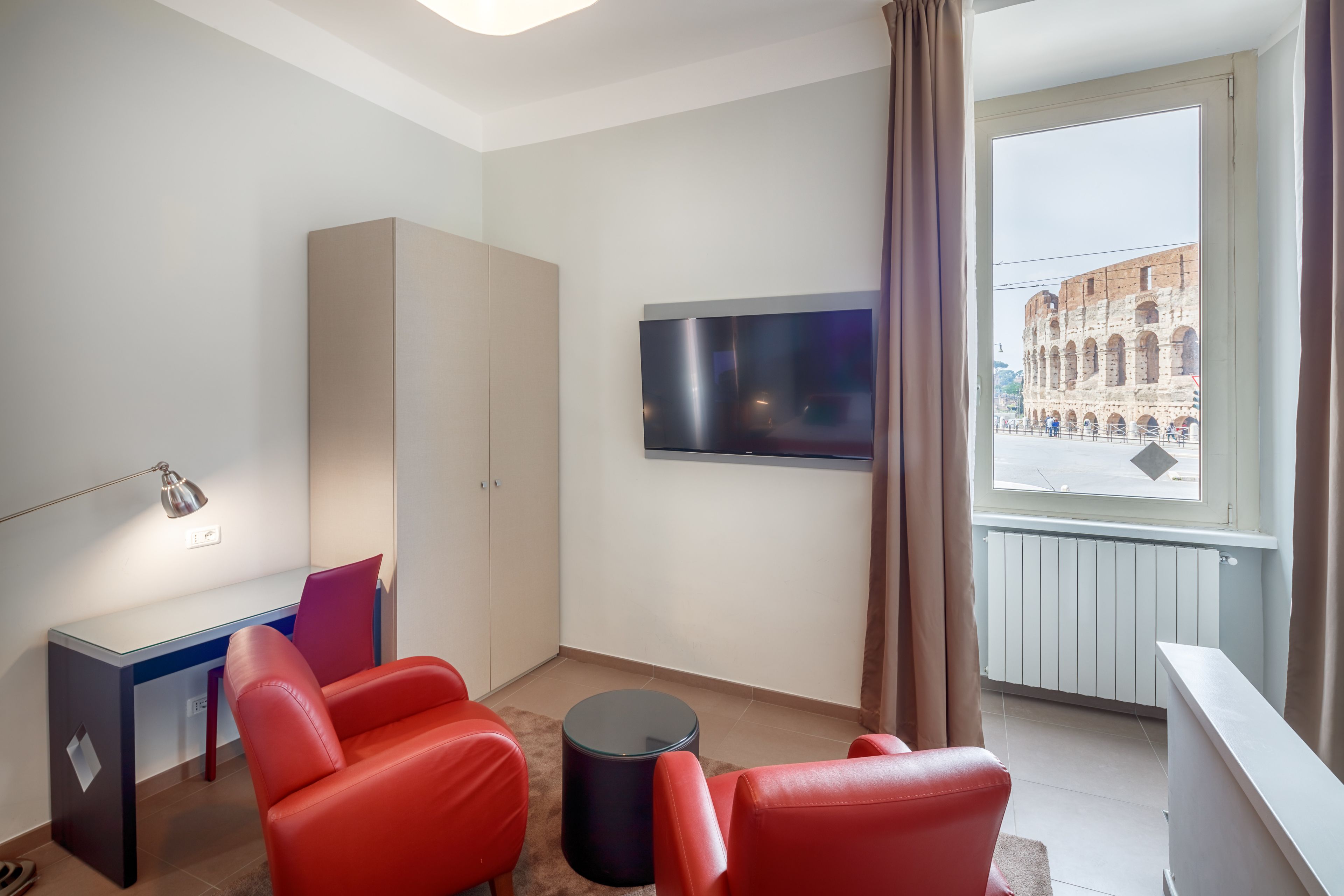 Suite (with Coliseum View) | Sengetøy av topp kvalitet, dundyner, minibar og safe på rommet