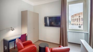 Suite (with Coliseum View) | Ropa de cama de alta calidad, edredones de plumas, minibar y caja fuerte