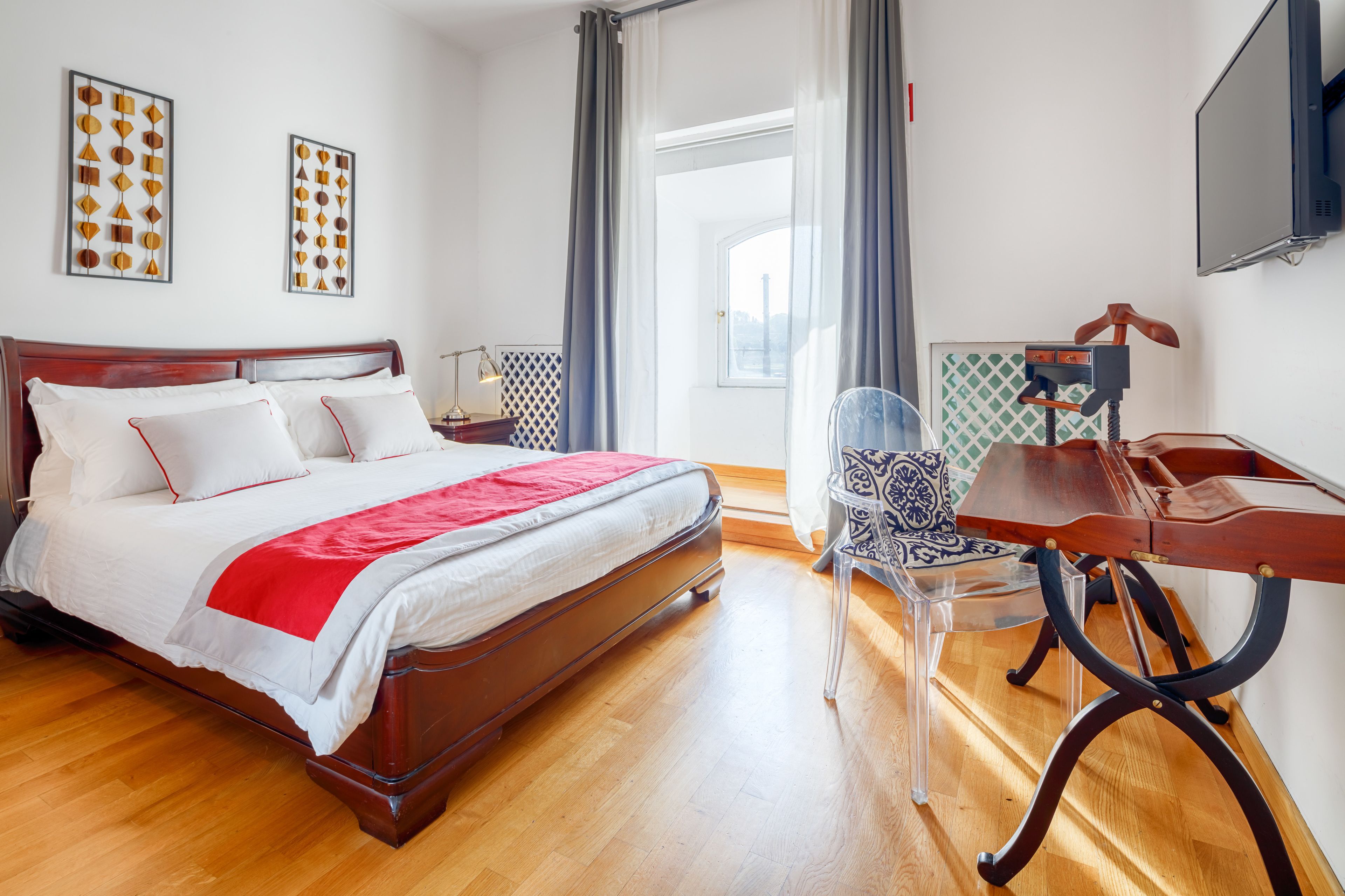 Tweepersoonskamer (with Coliseum View) | Luxe beddengoed, donzen dekbedden, een minibar, een kluis op de kamer