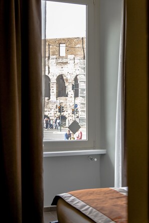 Svit (with Coliseum View) | Sängtillbehör av högsta kvalitet, duntäcken och minibar