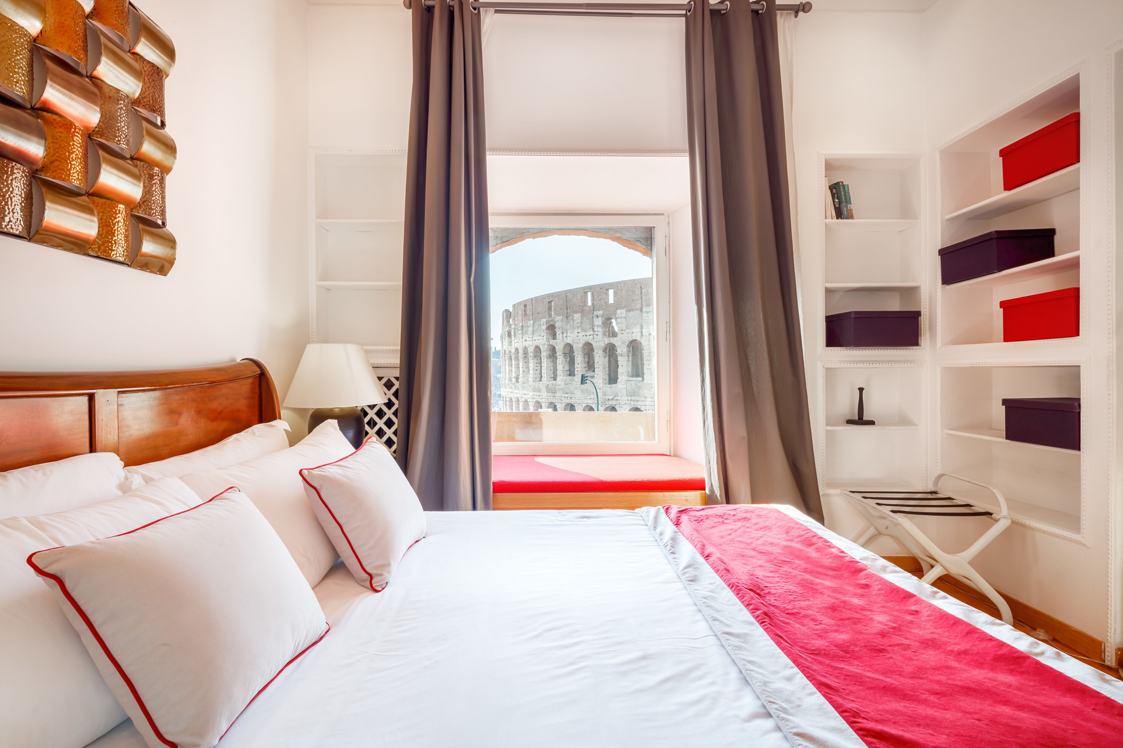 Ropa de cama de alta calidad, cubrecamas y minibar 