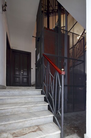 Interior entrance - N° 9 Colosseo (Rome)