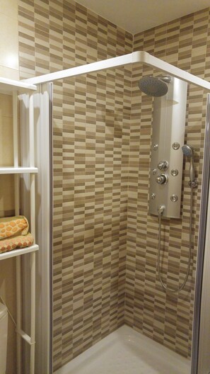 Shower, hydromassage showerhead, towels, soap - Hospederia V Centenario (Estepona)