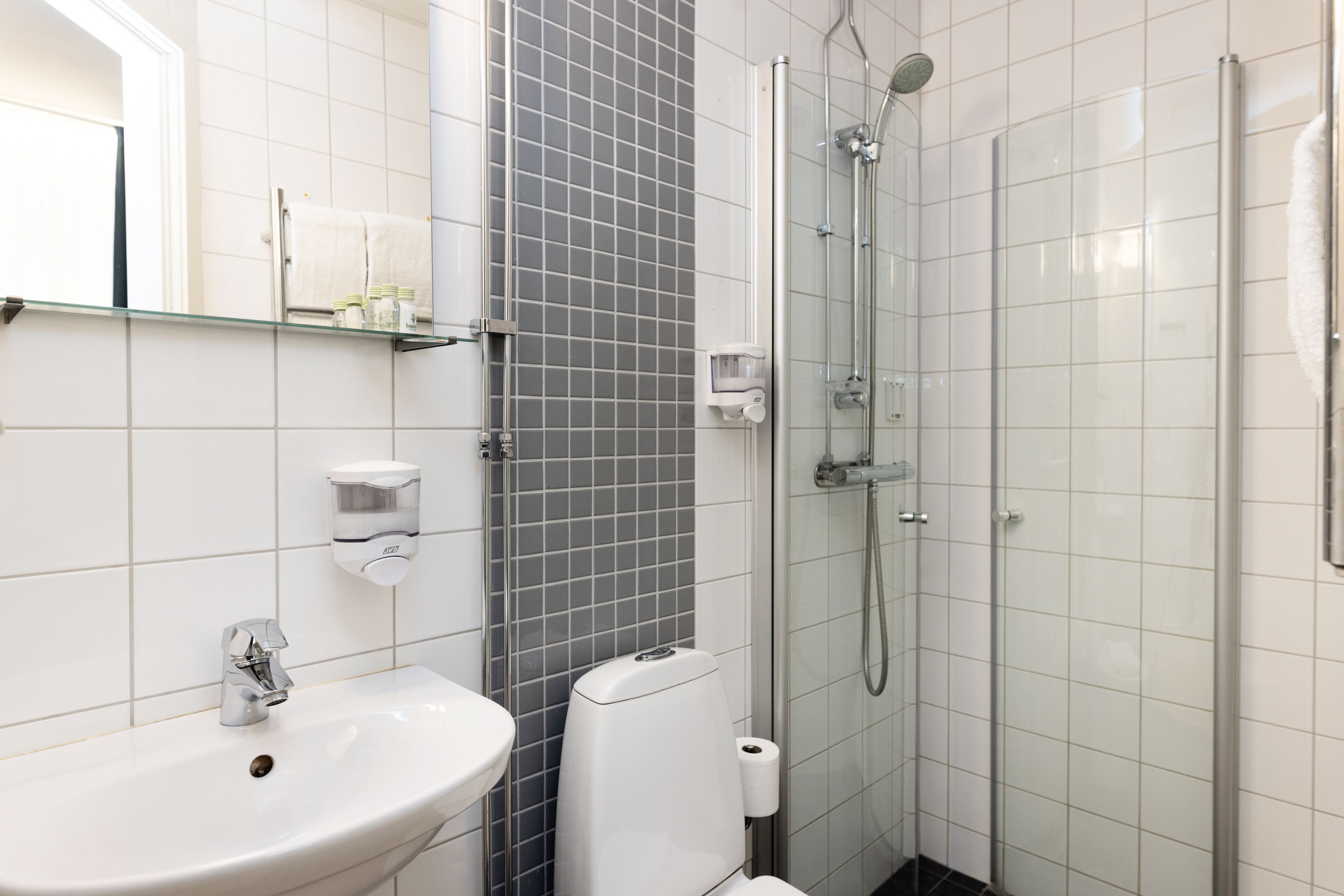 standard single room | bathroom | shower, hair dryer, towels