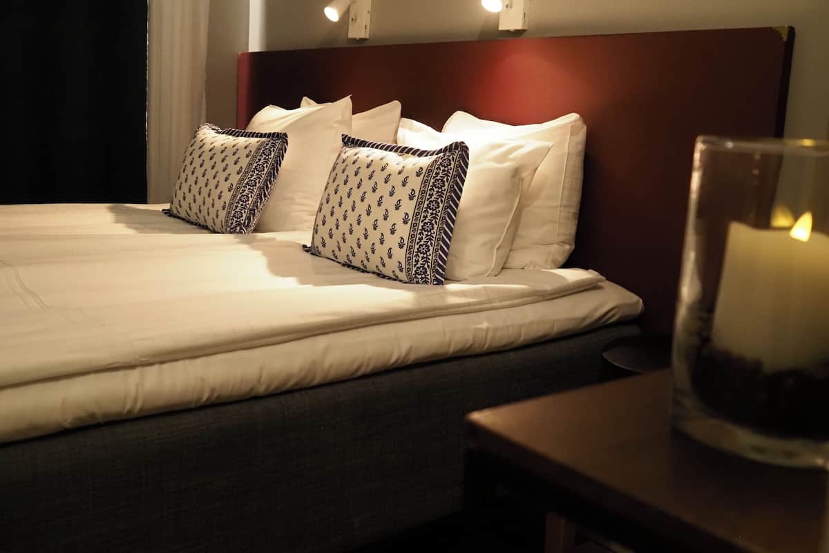 Ropa de cama de alta calidad, colchones Select Comfort y escritorio