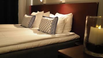 Habitación estándar con 1 cama doble o 2 individuales | Ropa de cama de alta calidad, colchones Select Comfort, escritorio