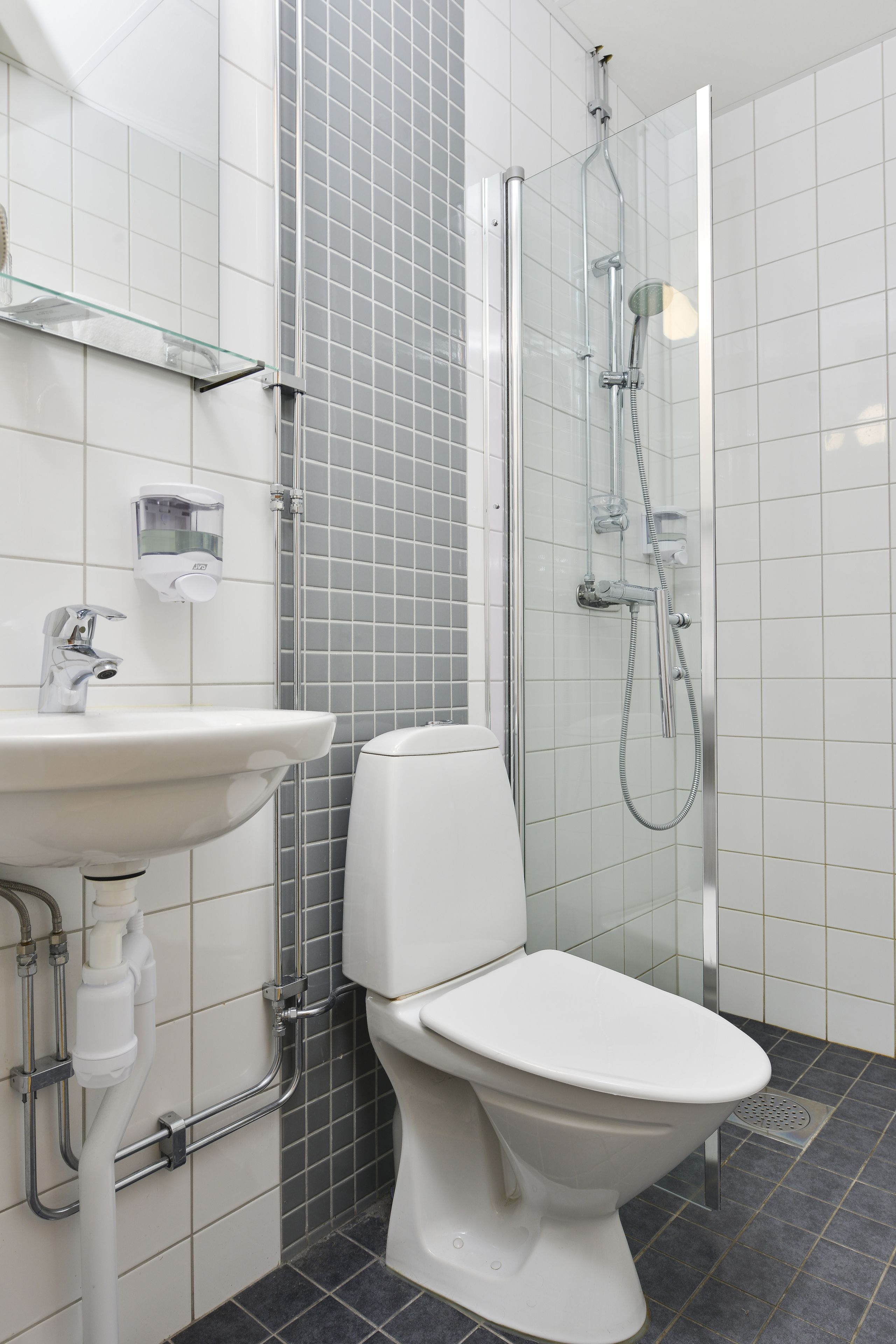 standard single room | bathroom | shower, hair dryer, towels