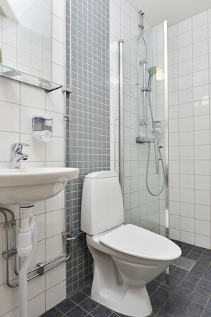 Standard Single Room | Bathroom | Shower, hair dryer, towels - Hotel Söder (Stockholm)