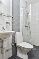 Habitación individual estándar | Baño | Ducha, secador de pelo y toallas