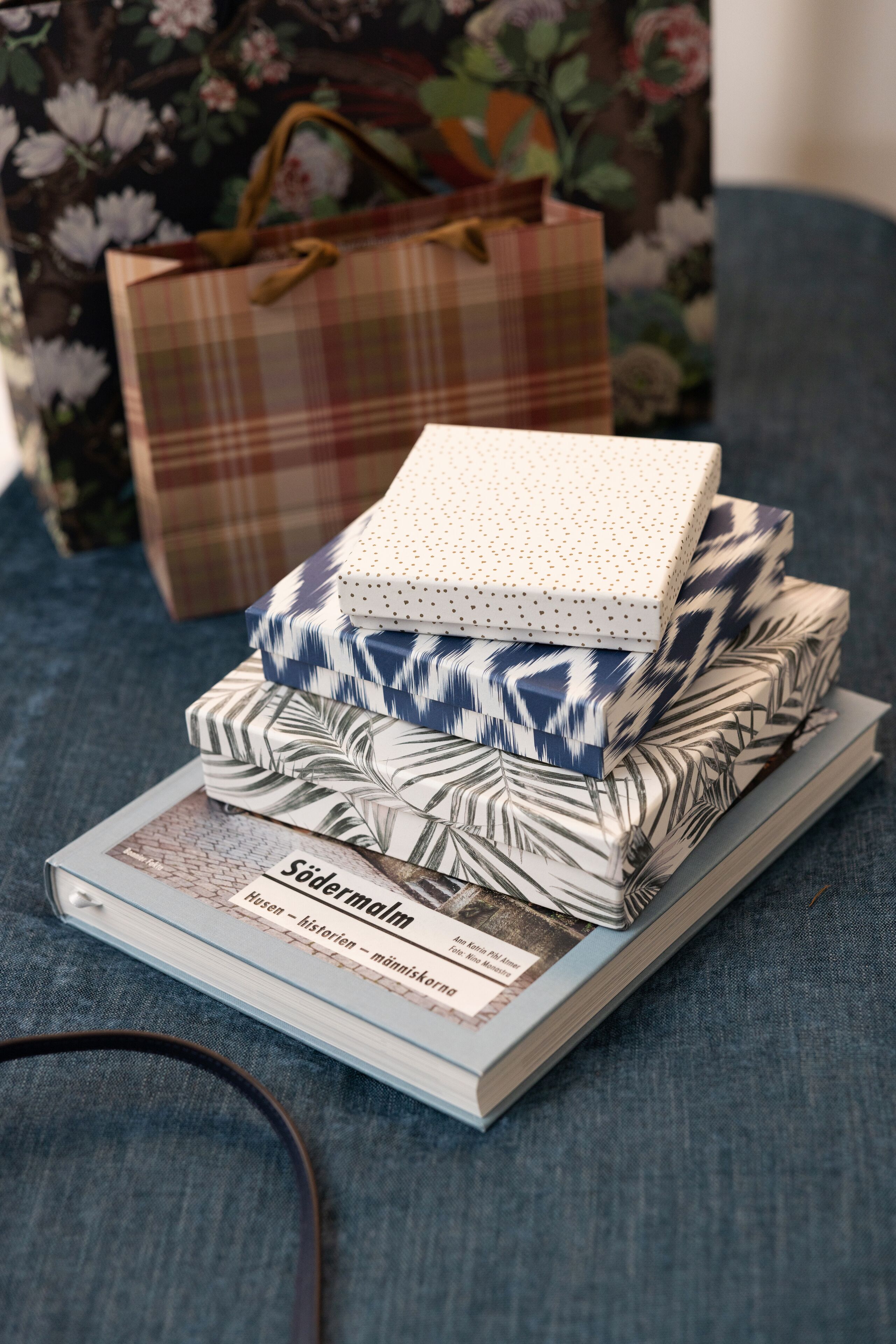 32-inch flat-screen tv with cable channels, tv