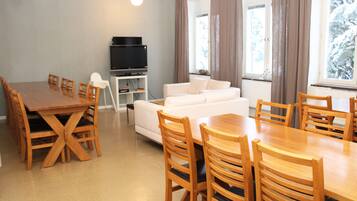 Großer Kühlschrank, Mikrowelle, Ofen, Herdplatte