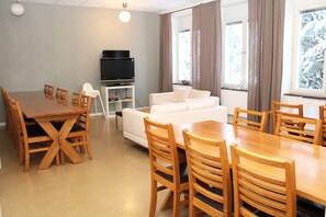Full-sized fridge, microwave, oven, stovetop