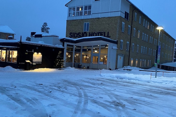 Façana frontal de l'allotjament (vespre/nit)