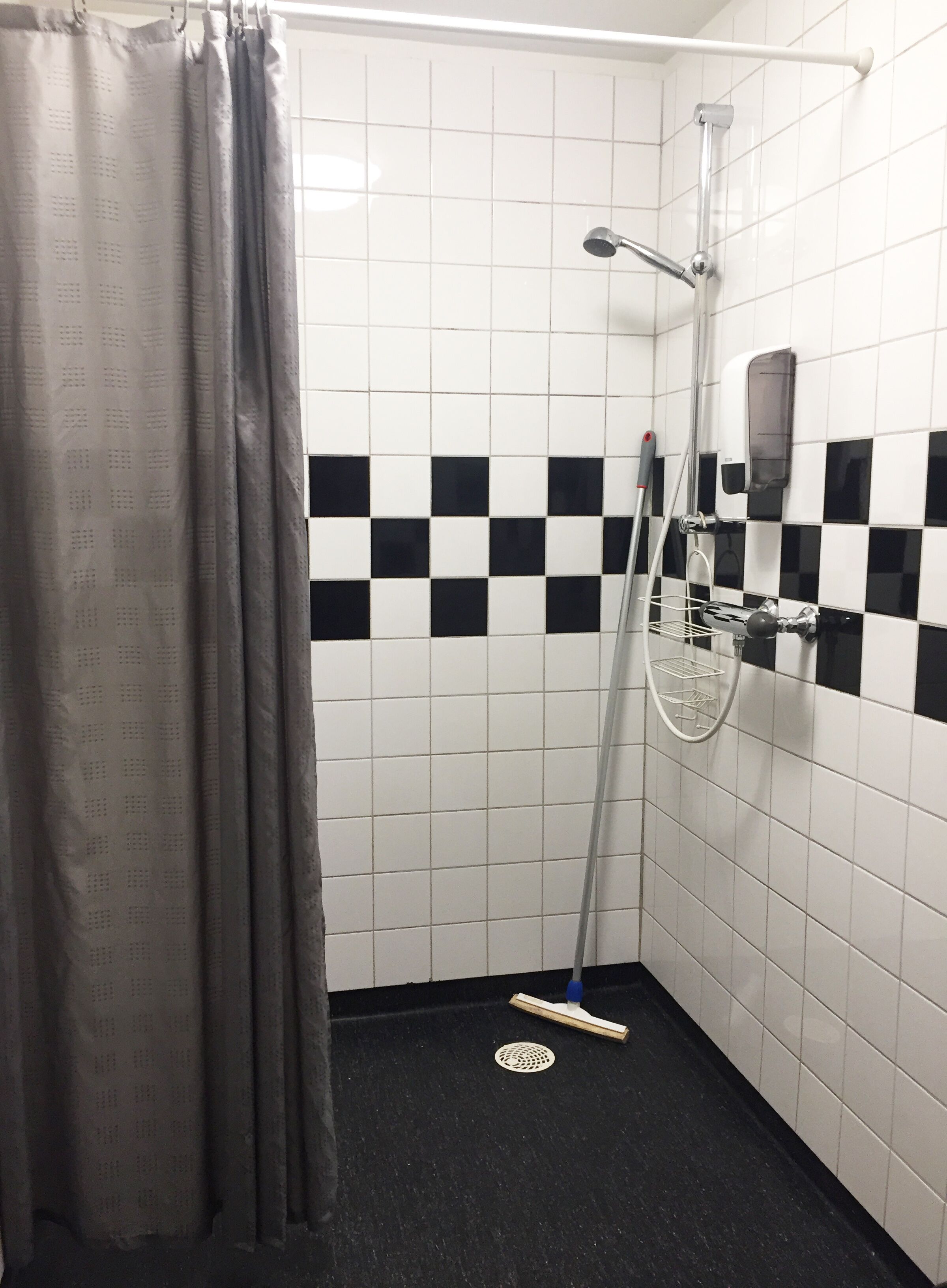 Un baño con ducha, inodoro y lavabo.