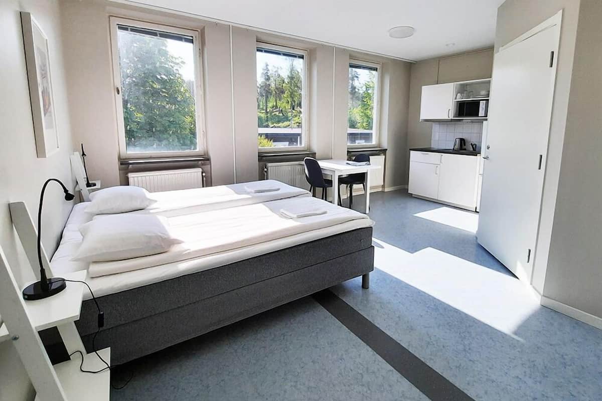 The Annex - Double Room with Kitchenette | Iron/ironing board, free WiFi, bed sheets