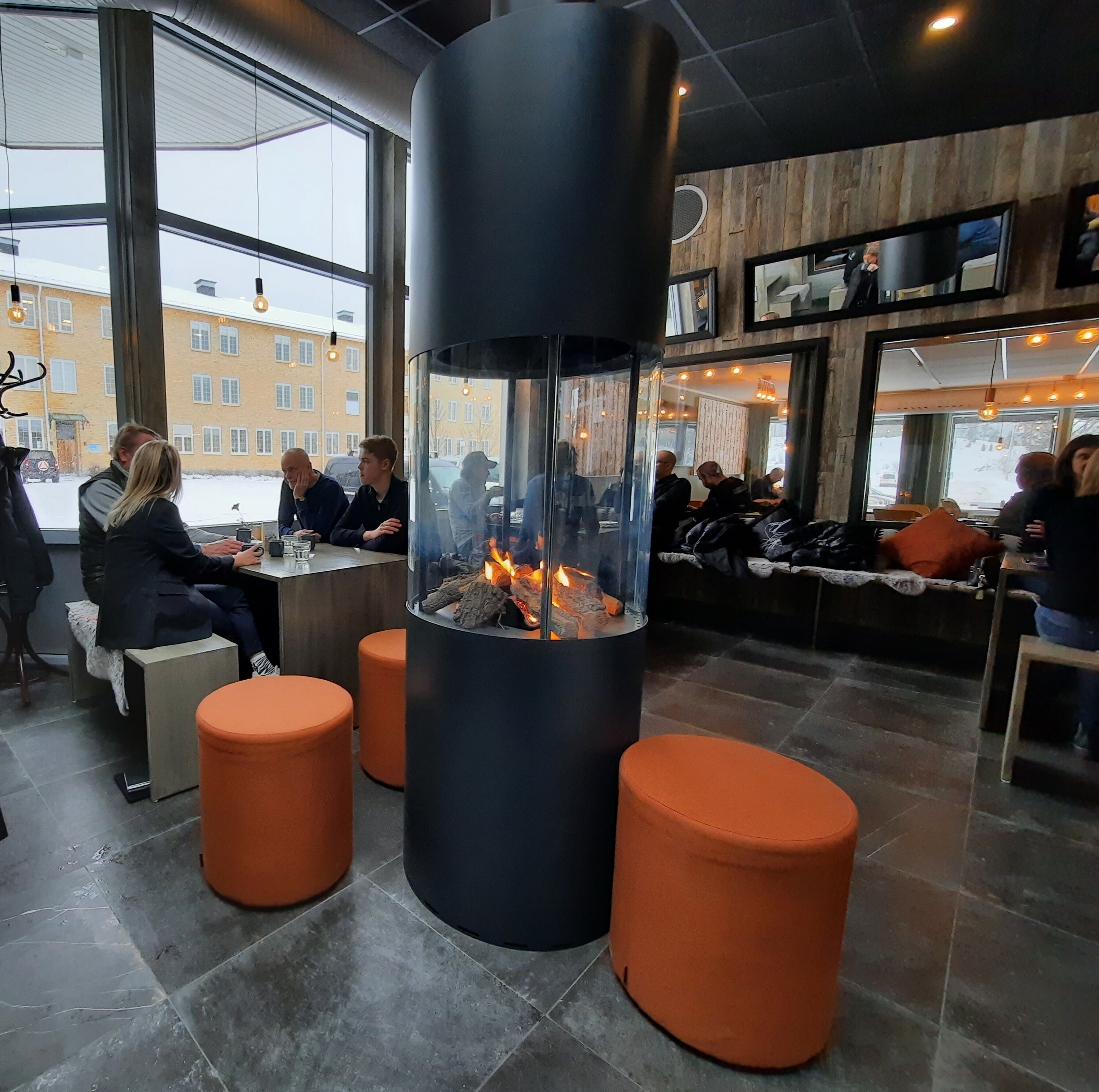 供应早餐和午餐