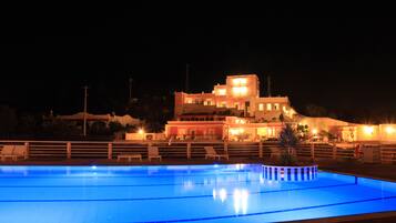 Piscina all'aperto, ombrelloni da piscina, lettini