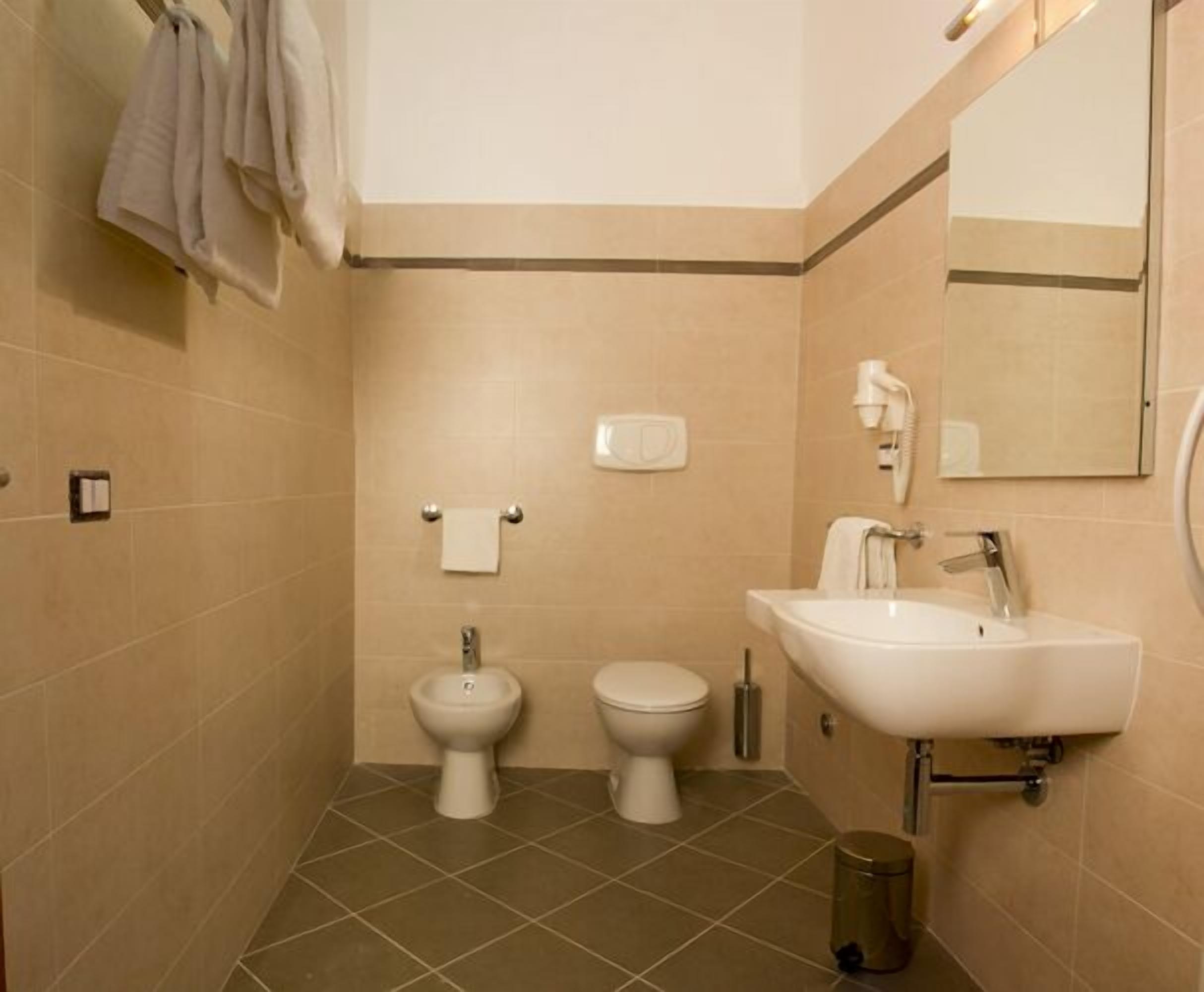 standard double room | bathroom | shower, free toiletries, hair dryer, bidet