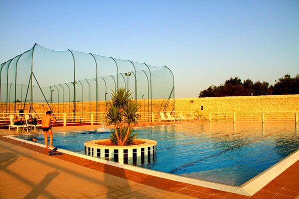 Outdoor pool, pool umbrellas, sun loungers
