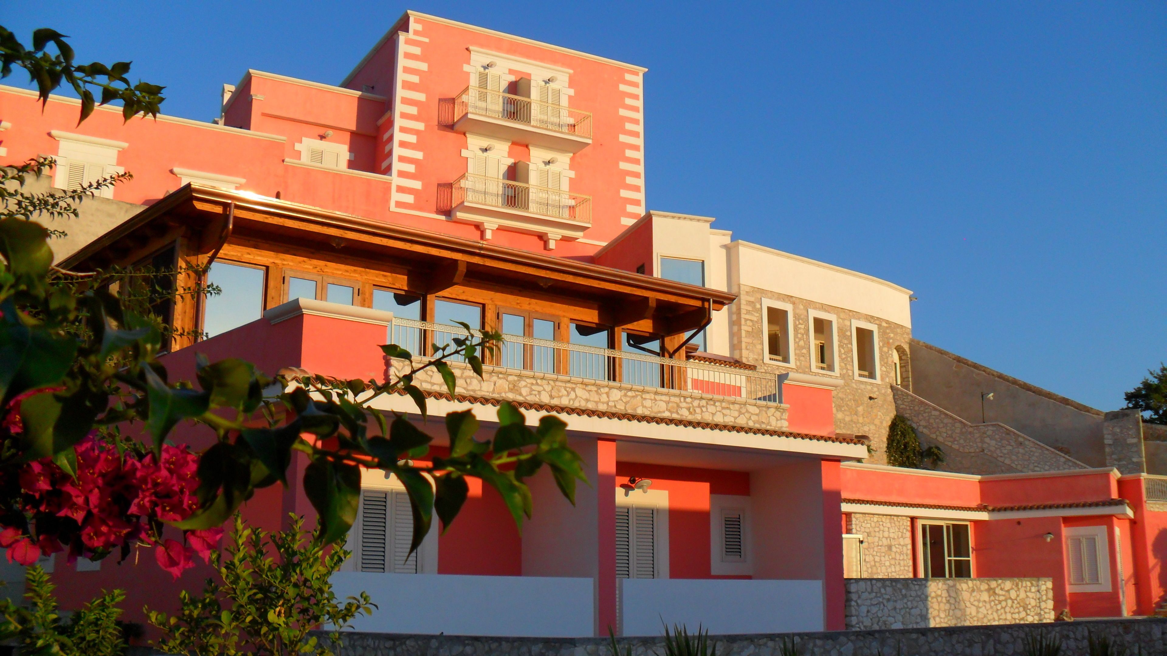 Un edificio de varios pisos con balcones y fachada de piedra.