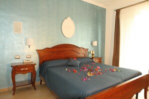 Standard Double Room | Premium bedding, minibar, in-room safe, desk - Hotel Il Castellino Relais (Vieste)