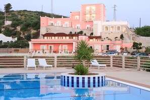 Outdoor pool, pool umbrellas, sun loungers - Hotel Il Castellino Relais (Vieste)