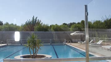 Piscina all'aperto, ombrelloni da piscina, lettini