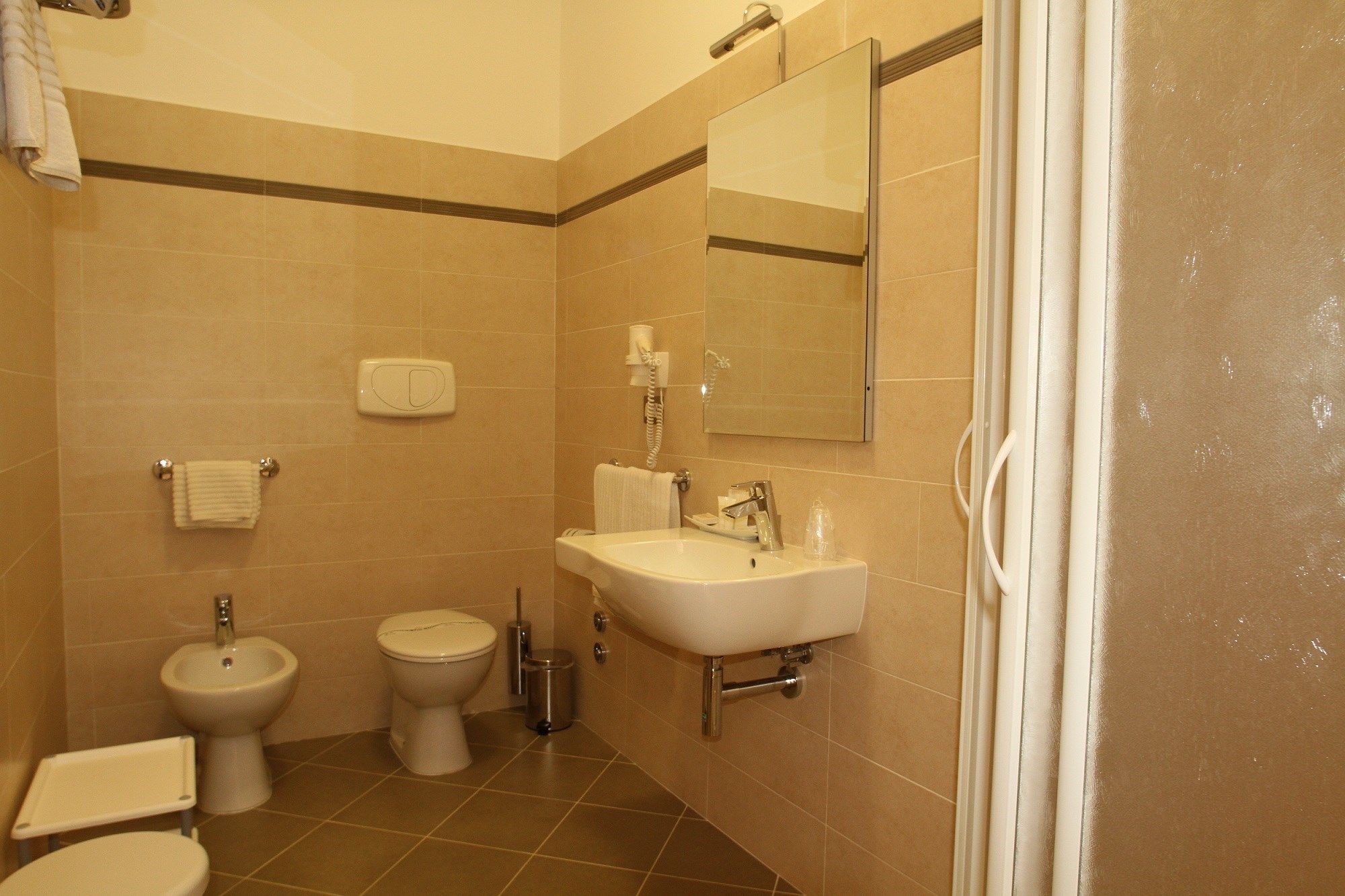 shower, free toiletries, hair dryer, bidet