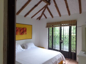 Romantisches Bungalow, 1 King-Bett, Gartenblick | 2 Schlafzimmer, hochwertige Bettwaren, Minibar, individuell dekoriert