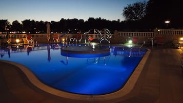 Seasonal outdoor pool, free cabanas, pool umbrellas