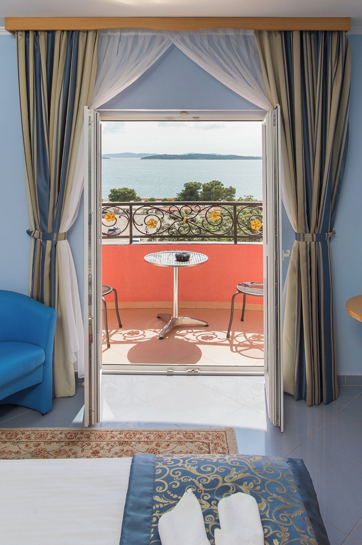 Hypo-allergenic bedding, minibar, in-room safe, desk