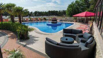 Seasonal outdoor pool, free pool cabanas, pool umbrellas