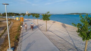 Sur la plage, chaise longue, parasol, plongée sous-marine