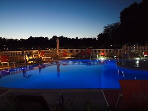 Seasonal outdoor pool, free pool cabanas, pool umbrellas