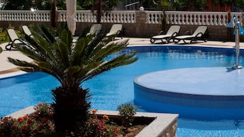 Seasonal outdoor pool, free pool cabanas, pool umbrellas