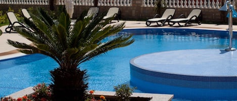 Seasonal outdoor pool, free pool cabanas, pool umbrellas